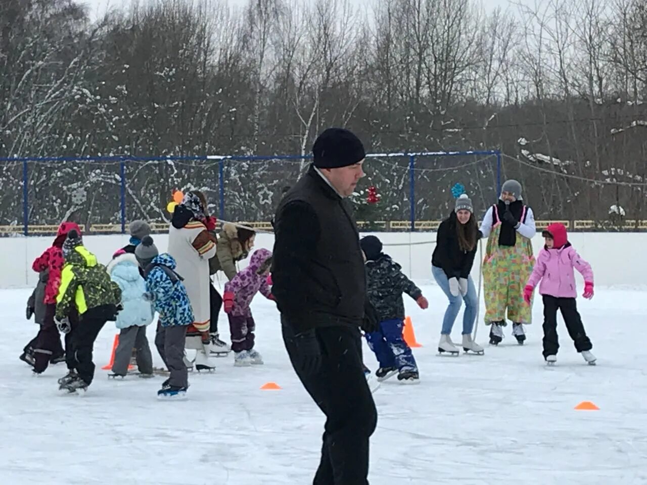 Чучело масленицы в городе спутник пензенской области 2014 год. Спутник масленица. Масленица в спутнике фото. Паккайне карельский дед мороз. Жгут чучело на масленицу.