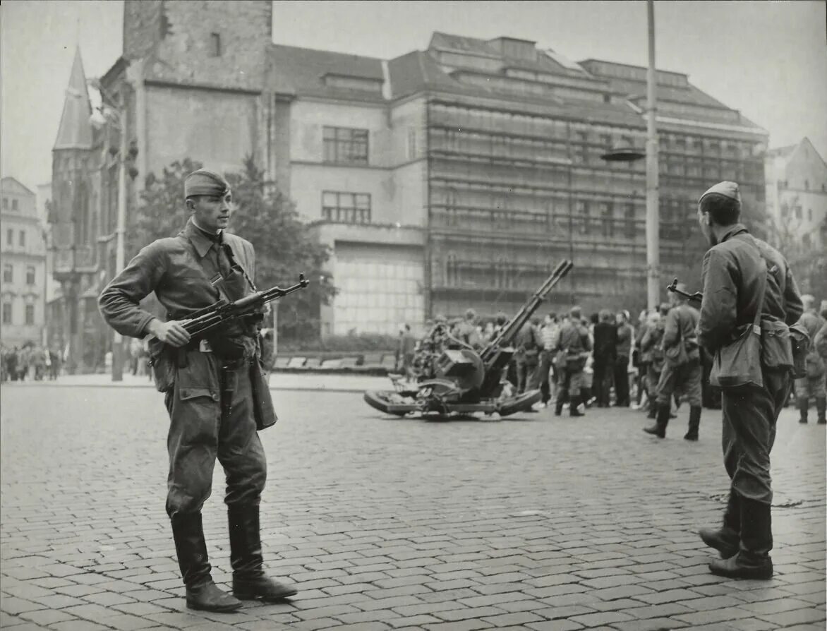 Время в чехословакии. Операция Дунай Прага 1968. Советские войска в Праге Чехословакия 1968. Прага август 1968. Советские солдаты в Праге 1968.