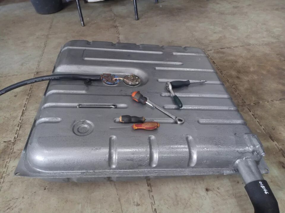 Топливный бак ленд крузер 100. Дополнительный топливный бак для тойота ленд крузер 100. Бак дополнительный toyota land cruiser 105. Топливный бак toyota land cruiser 80. Бензобак тойота ленд крузер 200.