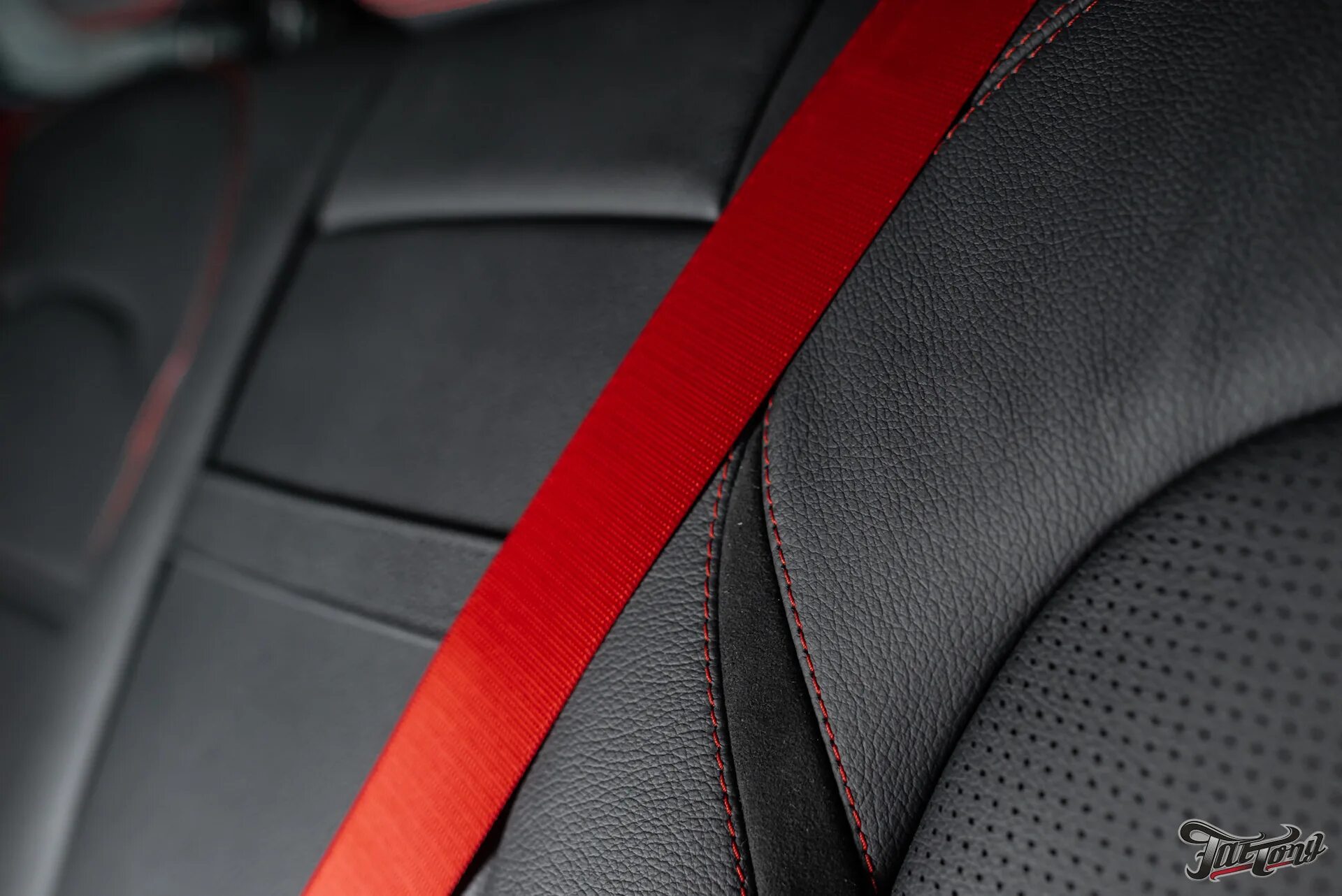 GLC 4.3 AMG красный ремни безопасности. Цветные ремни безопасности. Цветные ремни безопасности в авто. Лента ремня безопасности.