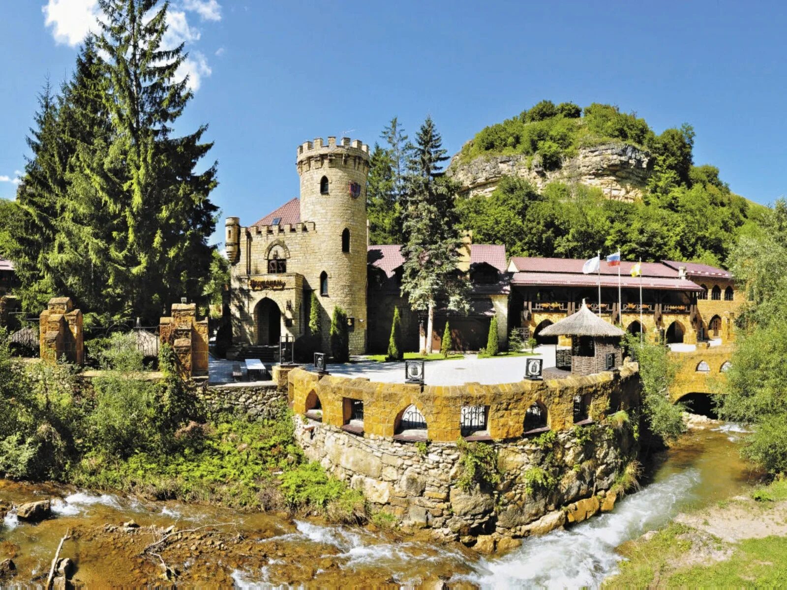 Лермонтовская гора в кисловодске. Медовые водопады. Кисловодск куда ехать. Косыгинская тропа в кисловодске. Скала замок коварства и любви кисловодск.