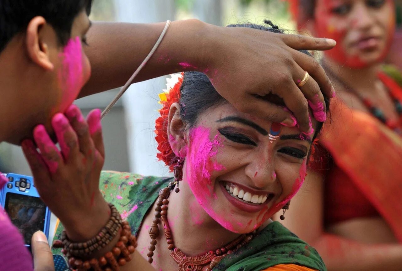 Фестиваль красок Холи в Индии. Праздник весны Холи Holi Индия. Холли праздник красок в Индии. Холи — Индуистский фестиваль весны. Фестиваль холе