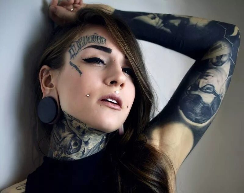 Monami Frost. Monami Frost лысая. Monami Frost тату на шее. Monami Frost уши.