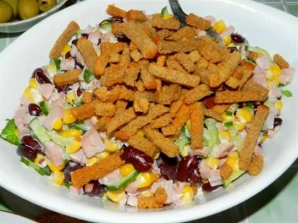Салат с сухариками без кукурузы