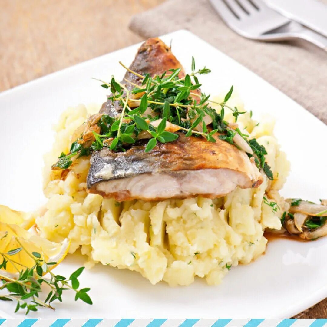 Салат из картошки и соленых огурцов. Салат с печенью трески и яйцом и соленым огурцом и луком. Рыба с толченкой. Треска с солеными огурцами рецепт. Салат с печенью трески и огурцом.