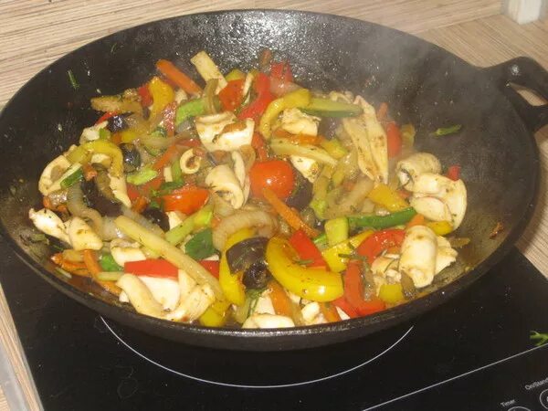 Кальмар с овощами на сковороде. Кальмары с овощами на сковороде. рожки с овощами вок на обычной сковороде. кольца кальмара с овощами на сковороде рецепты.