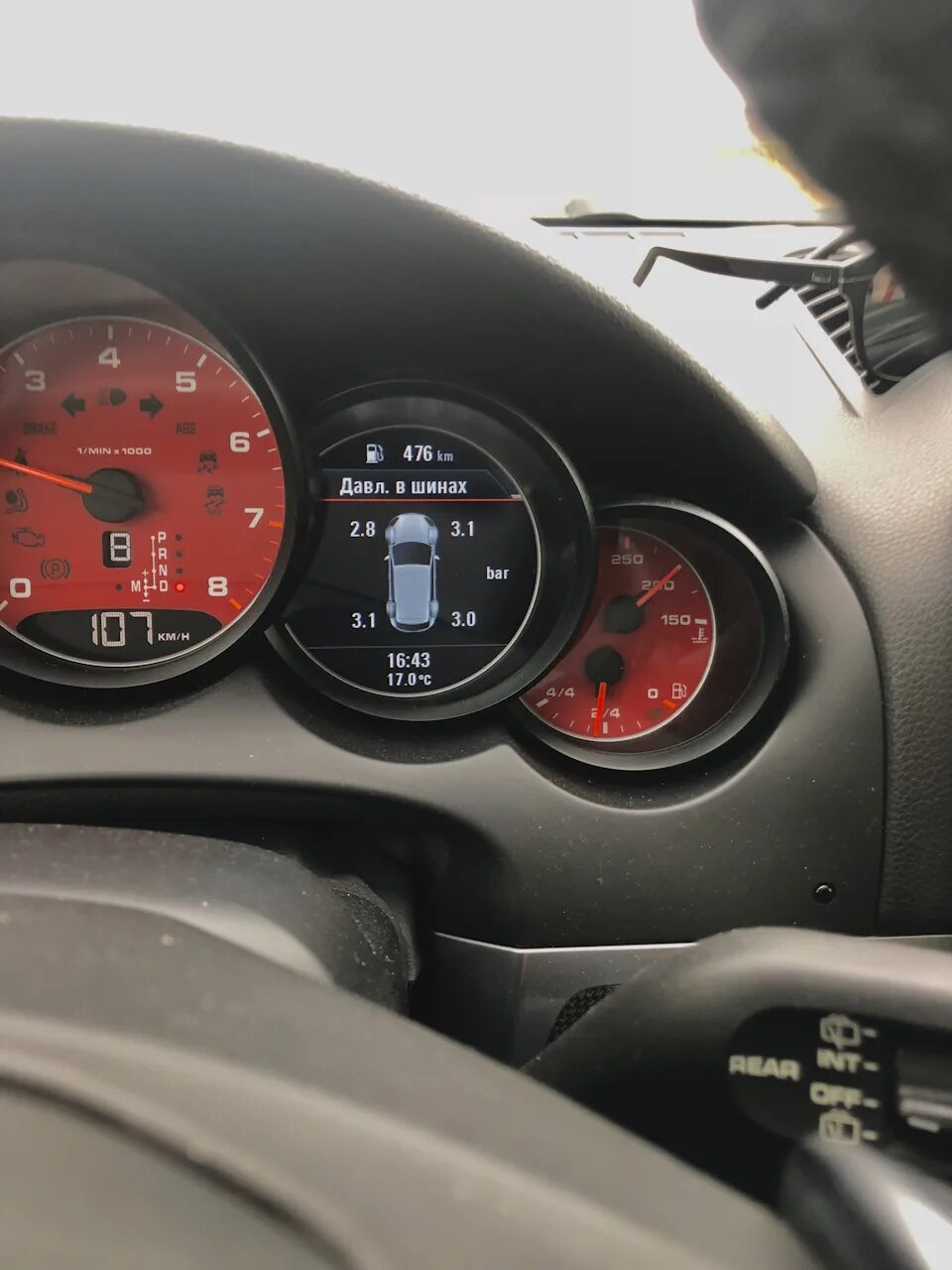 Датчики давления шин порше панамера. Порше кайен 2017 индикатор низкого давления в шинах. Давление в шинах порше. Давление в колесах порше кайен r21. Давление в шинах порше.