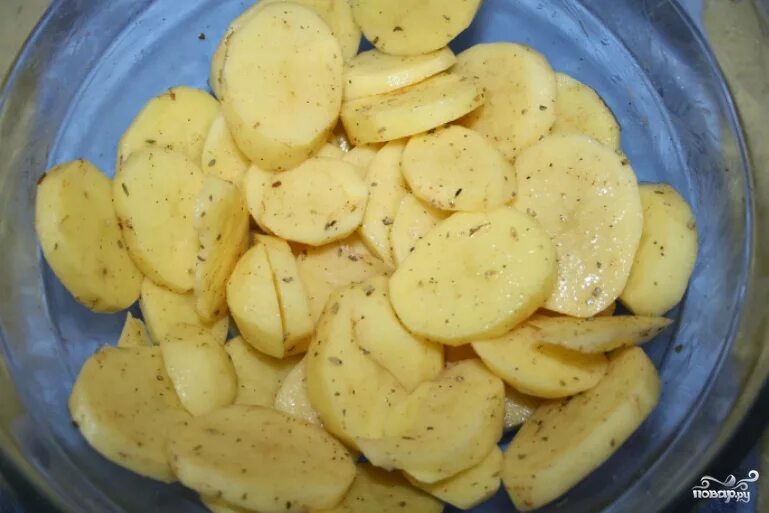 Картошка кружочками в духовке. Тонкая картошка. Тонкая картошка. Тонкая картошка. Тонко нарезанный картофель.
