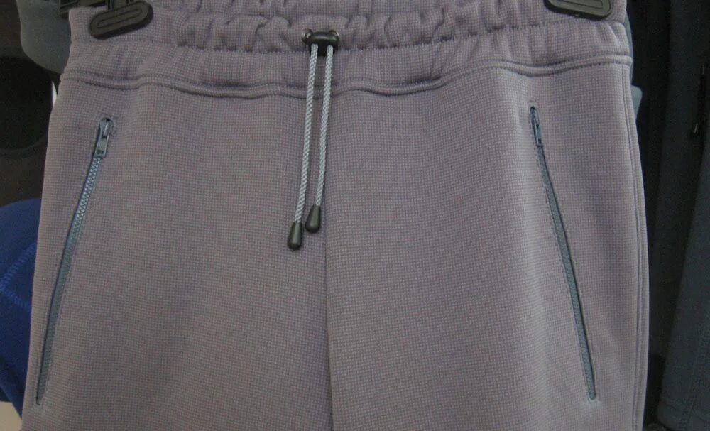 Пояс на спортивных штанах. Пояс на резинки спортивные брюки. Штаны спортивные. Пояс из кашкорсе с резинкой. Обработка пояса брюк на резинке.