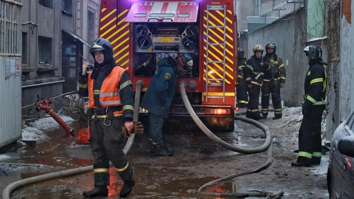 пожар на юге петербурга. тельмана 8 спб. пожар в складе в шушарах 20. невская мануфактура пожар на фабрике в петербурге. 09.