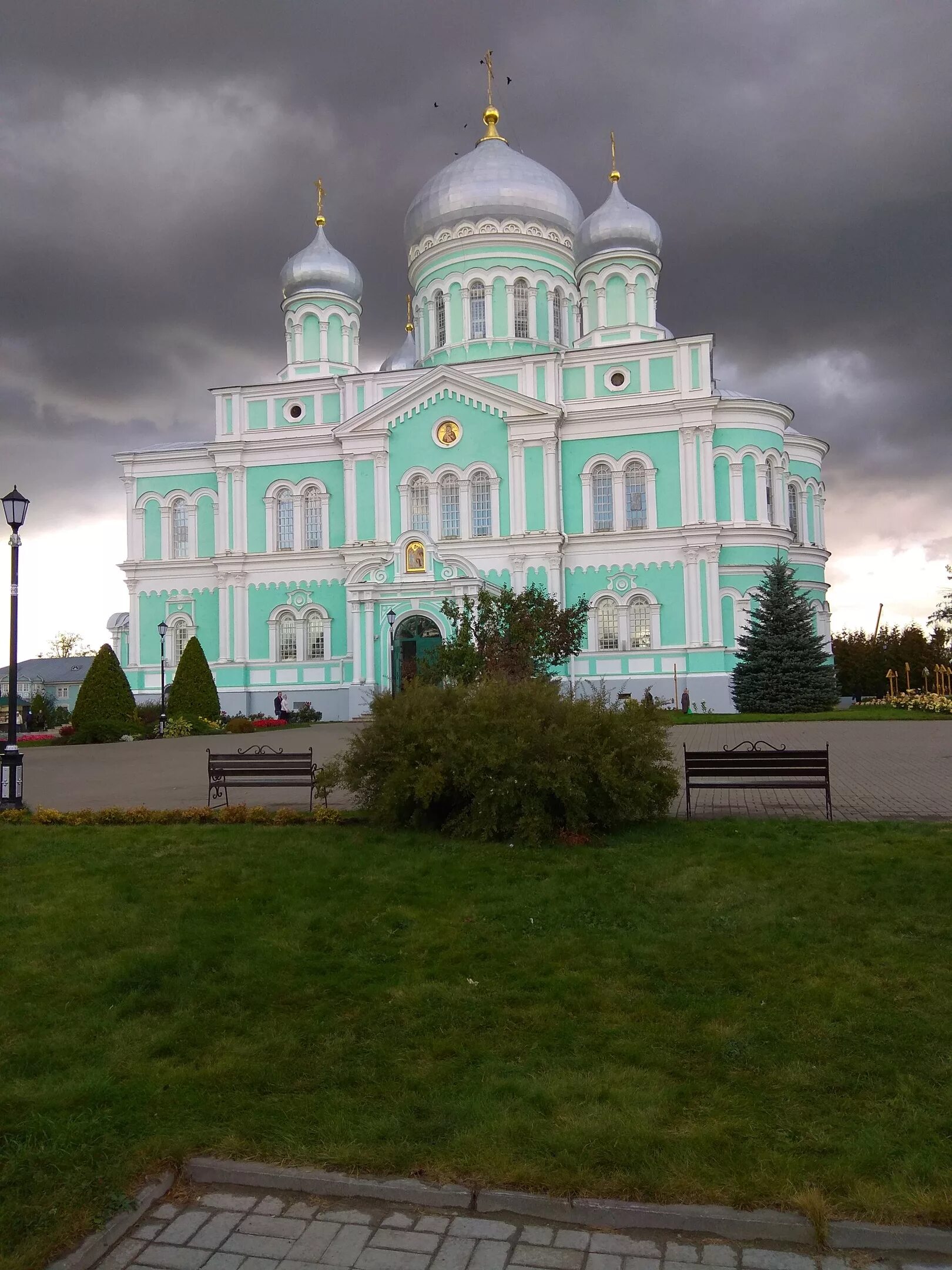 Дивеево монастырь дом паломника. Паломнический корпус Серафимо-Дивеевский монастырь. Паломники в Дивеево. Пилигрим Дивеево. Паломничество в дивеево