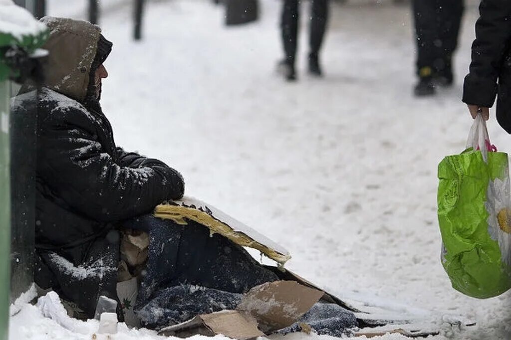 Бомж зима. Бездомные в Москве зимой.