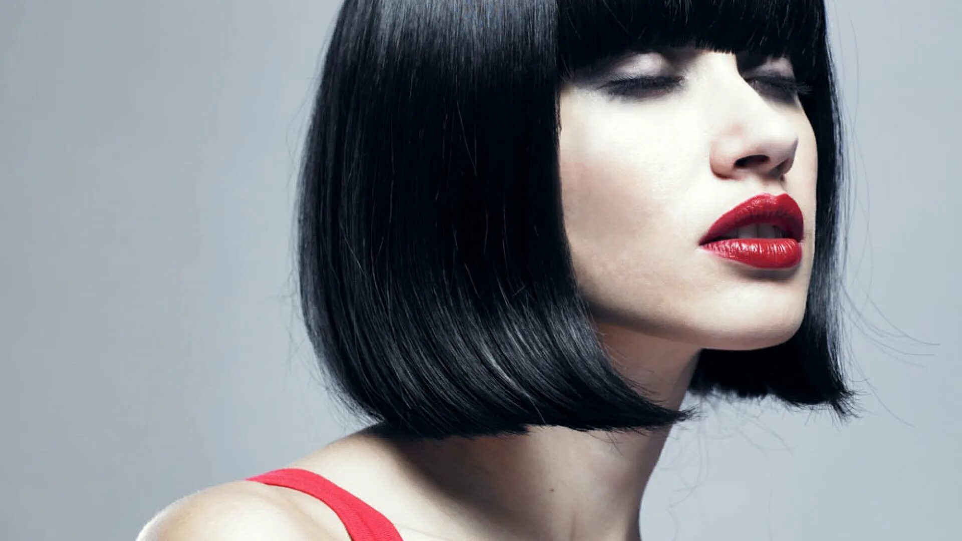 девушка с красными губами и челкой. оливия калпо. черное каре с челкой. камилла белль брови. черно красные девушки.