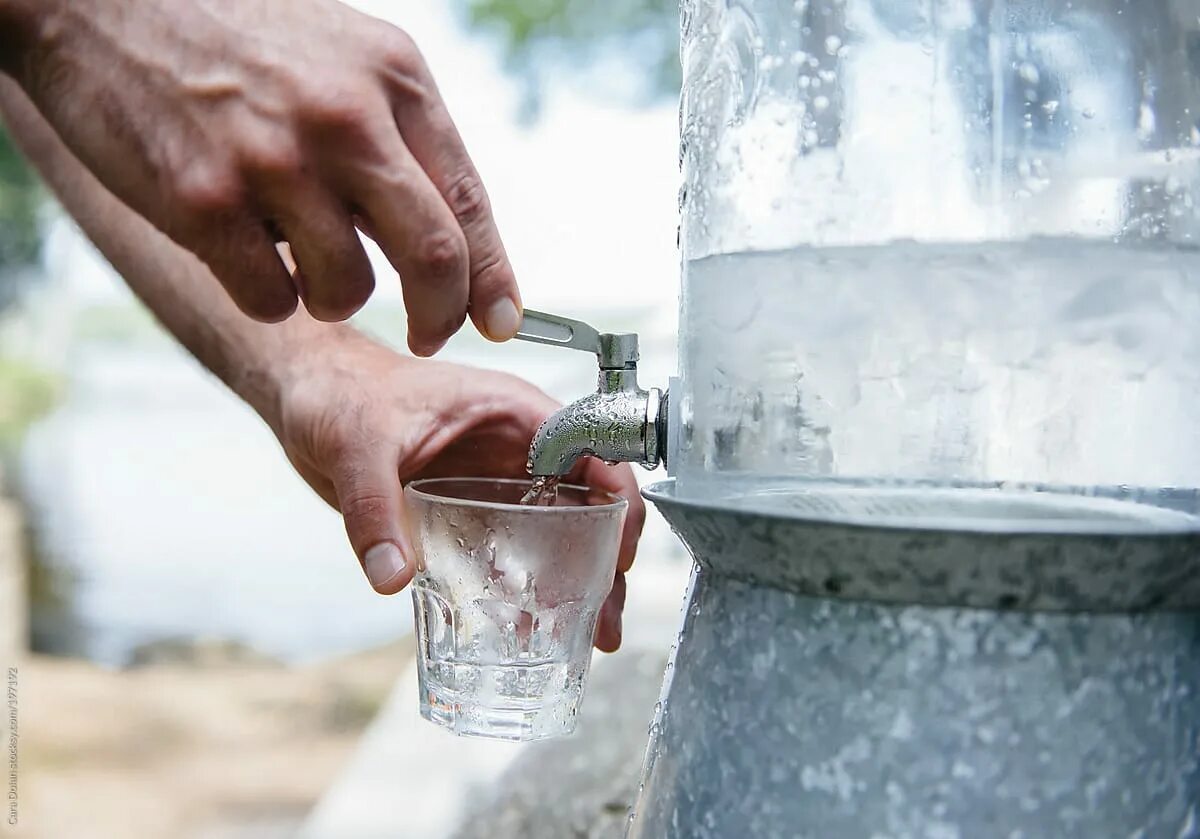 Набирает воду. Набирание воды. Набирают воду из родника. Набери воды. Минеральные воды набрать воды