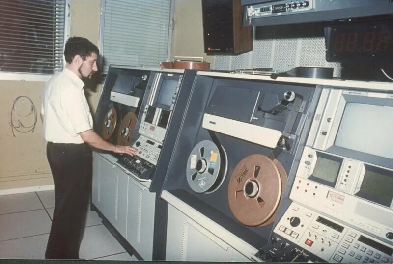 В каком веке был изобретен видеомагнитофон. Видеомагнитофон ampex vrx-1000. видеомагнитофон ampex vr-1000a. ampex видеомагнитофон 1975. первый видеомагнитофон ampex.