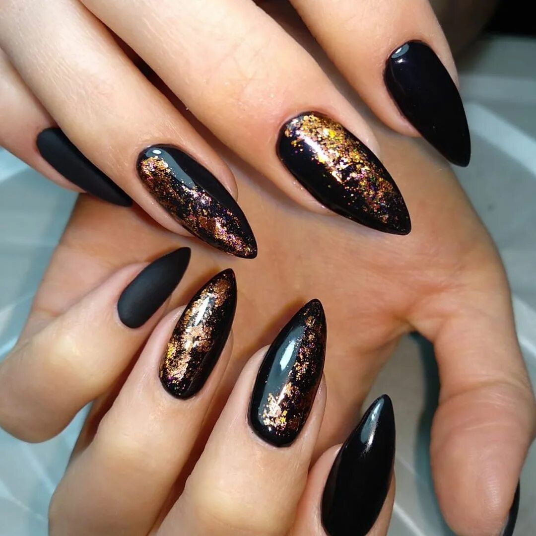 черно-золотой маникюр. черно золотой маникюр миндаль. ногти чёрные с золотом миндаль. маникюр чёрный с золотом миндаль. дизайн ногтей миндаль черный с золотом.