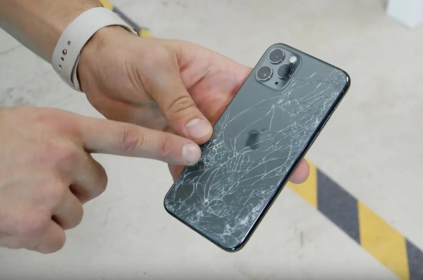 Замена стекла айфон 11 про. Заднее стекло iphone 11 Pro Max. Iphone 13 Pro Max Разбитая стекло. Iphone 11 Pro Max стекло. Разбитая задняя крышка iphone 11 Pro Max.