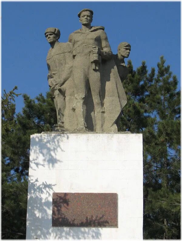 Памятники в белогорске. Памятник воину освободителю белогорск крым. памятник воину освободителю белогорск. памятники белогорск крым. памятники белогорский район крым.