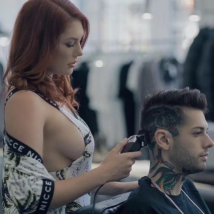 Голая парикмахерская. Топлесс парикмахерские. Большие сиськи парикмахерская. Парикмахерская топлесс. Девушки в барбершопе.