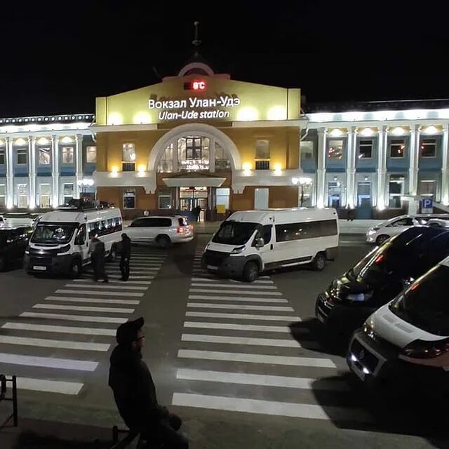 Вокзал улан удэ гостиница. Отель революции 1905 года в улан-удэ. Железнодорожный вокзал улан-удэ. Вокзал улан удэ новогодний. Улан-удэ гостиница современник.