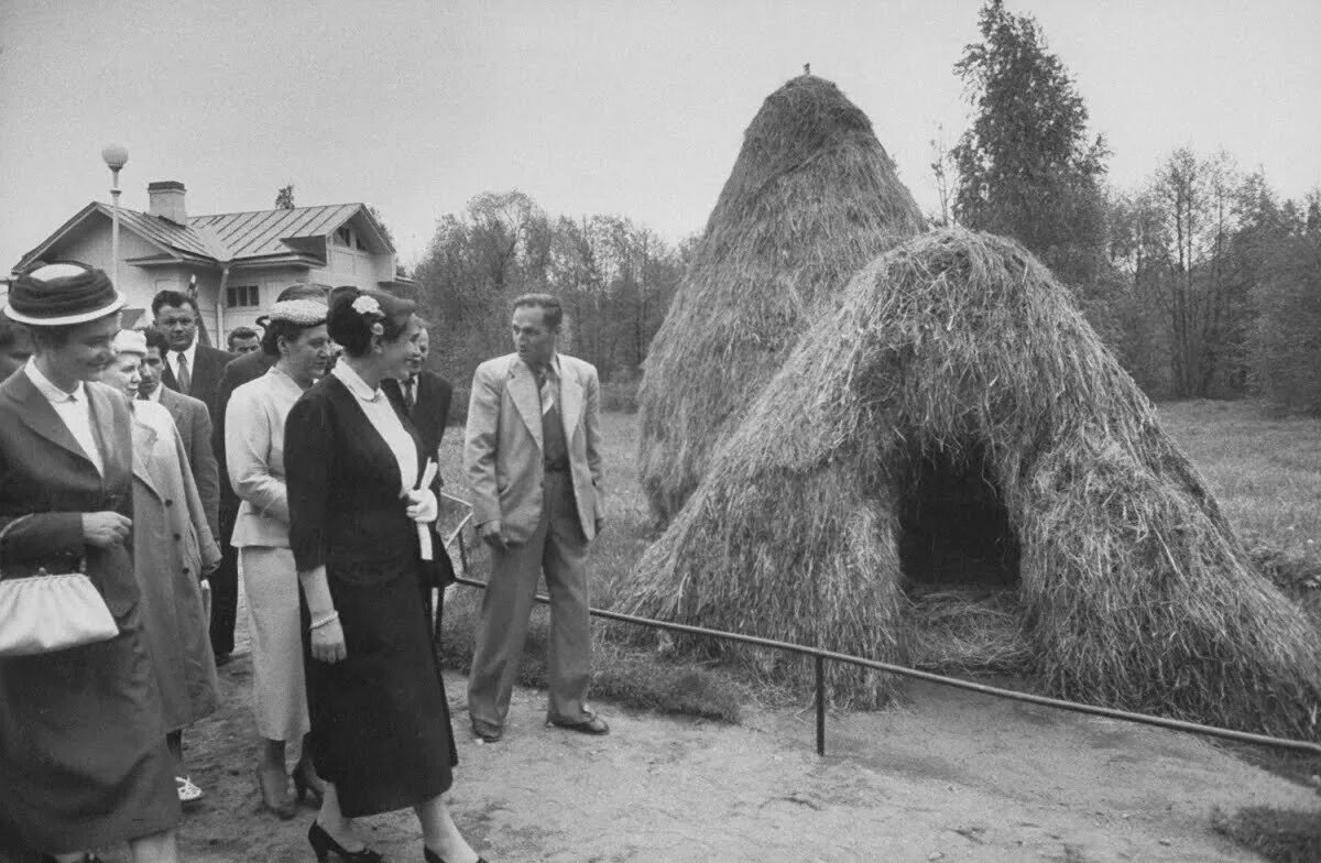 Шалаш Ленина в разливе. Музей шалаш Ленина. Шалаш Ильича в разливе. Музей "шалаш в.и.Ленина" в разливе (Сестрорецк).. Ленин живет в шалаше