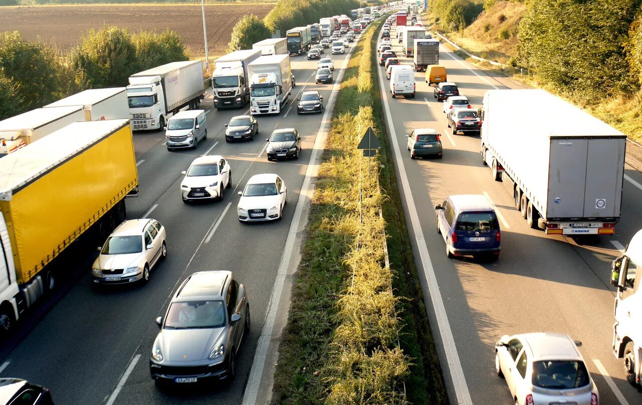 Пробки в москве. Автотранспорт изменения. Автотранспорт изменения. Автомобильная пробка. Машина на дороге.