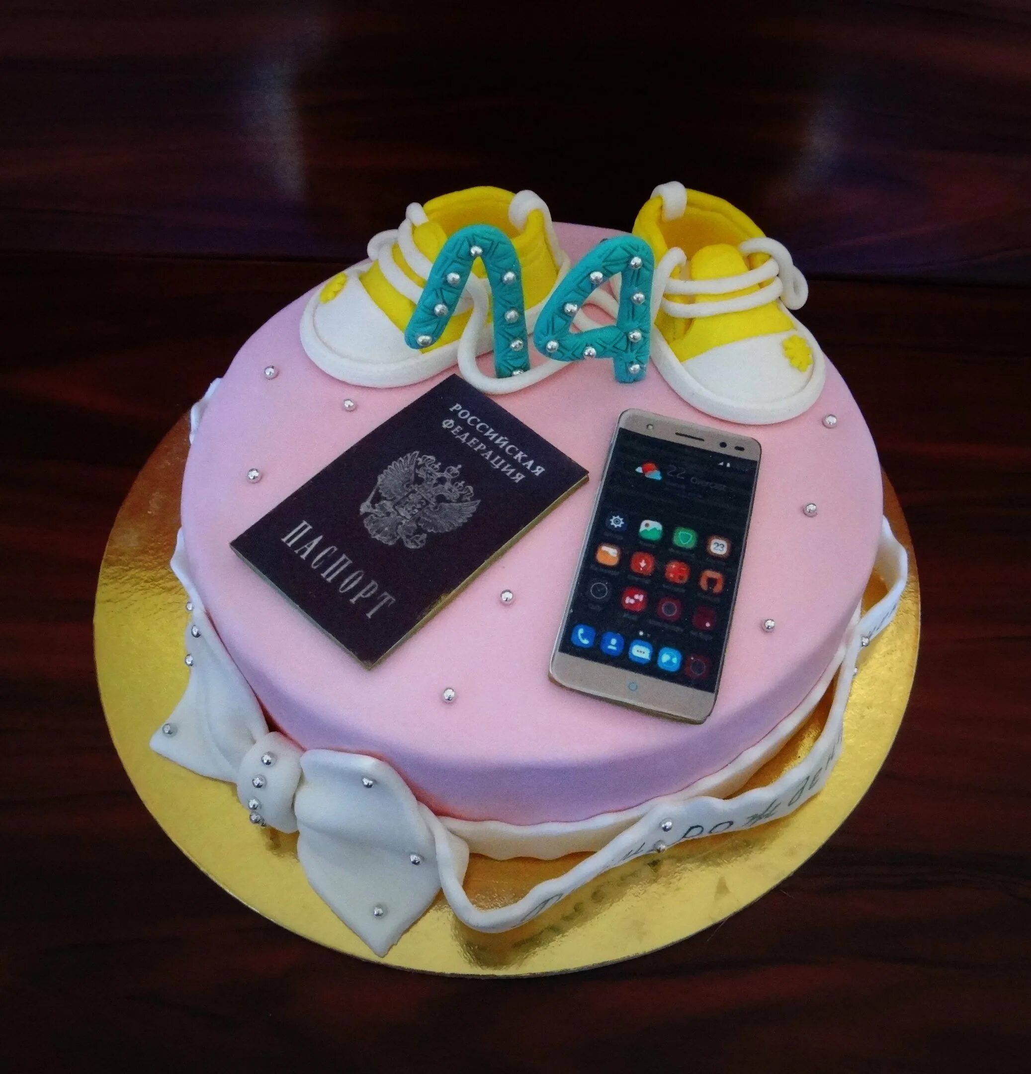 Торт на 10 лет девочке на день рождения. Торт в виде телефона для девочки. Тортик для подростка девочки. Торт айфон. Торт ребенку на 14 лет девочке.