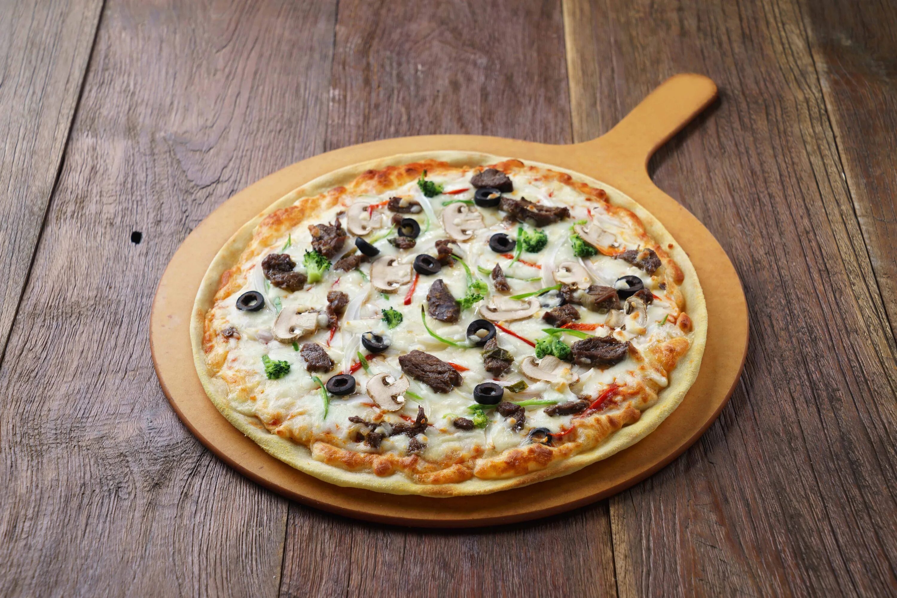 Пицца со сметаной рецепт в духовке. Пицца со сметаной рецепт в духовке. Домашняя пицца с майонезом. Пицца на сметане. Пицца со сливами.