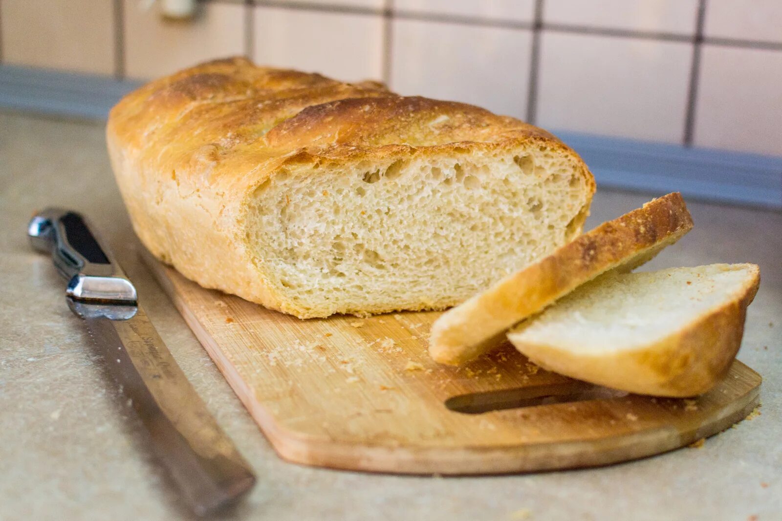 Домашний хлеб. Хлеб пшеничный домашний. Домашний деревенский хлеб. Выпечка пшеничного хлеба. Бабушкин рецепт домашнего хлеба