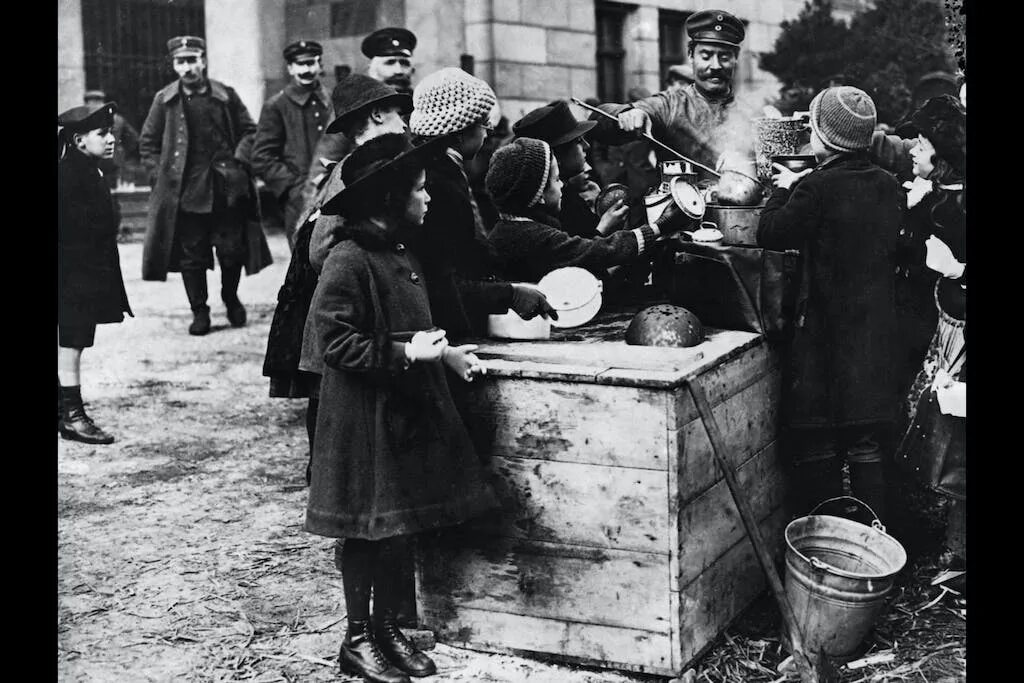 Голод в Германии после первой мировой. Германия 1918 год. Раздача еды голодающим. Первый год голода