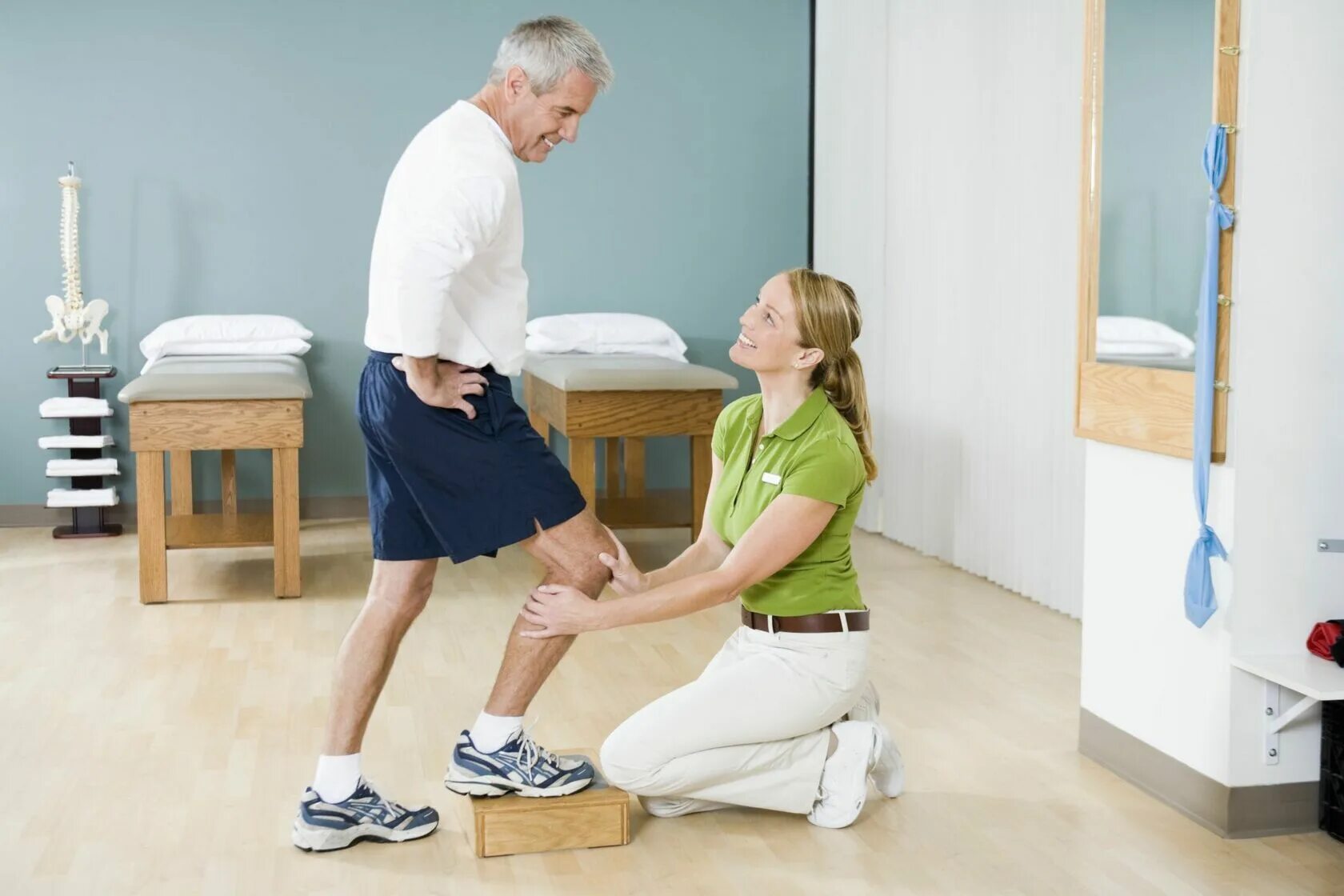 Реабилитация коленного и тазобедренного сустава. ЛФК эндопротезирование коленного. Эндопротезирование тазобедренного сустава реабилитация. Реабилитация ЛФК коленного сустава.