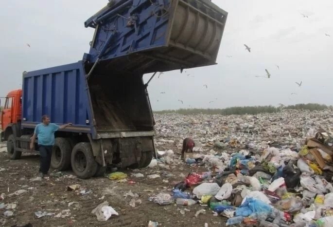 Грузовик с отходами. Мусоровоз выгружает мусор. Вывоз мусора на полигон. Мусоровоз вывозит мусор. Полигон тбо омск.