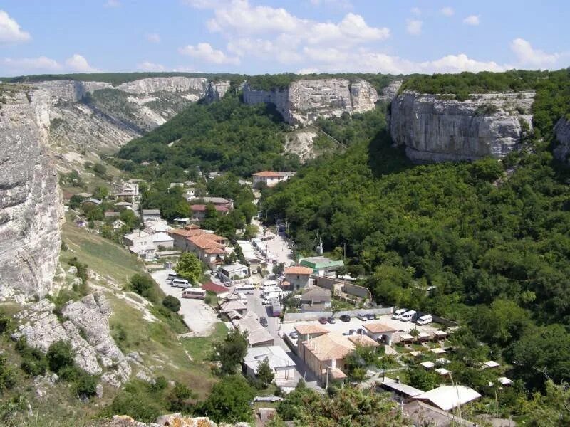 Бахчисарай пещерный город чуфут. Какая крепость находится рядом с городом бахчисарай. Чуфут-кале бахчисарай. Какая крепость находится рядом с городом бахчисарай. Чуфут-кале свято-успенский монастырь.