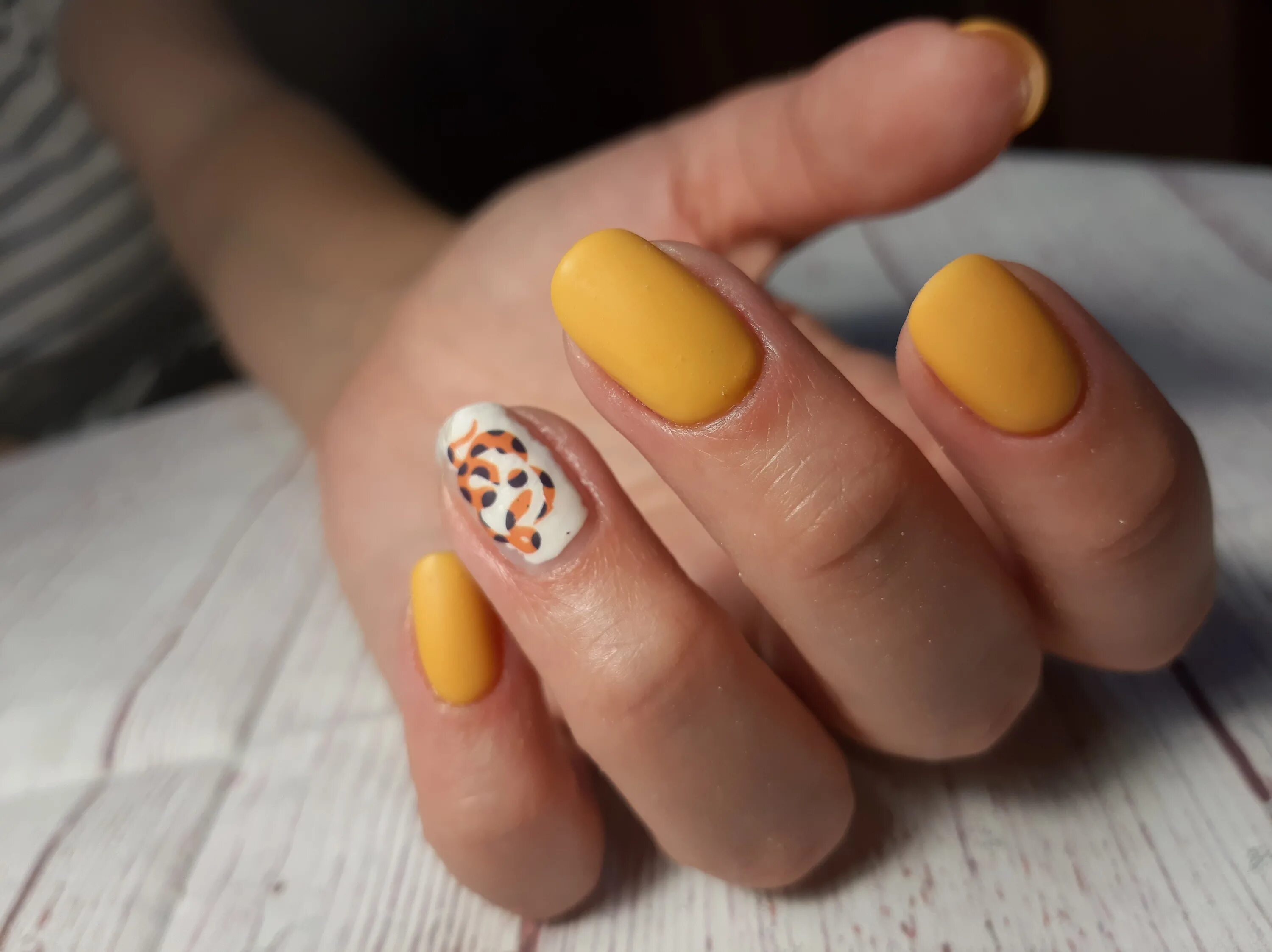 желтый маникюр. маникюр в желтых тонах. желтый маникюр. жёлтый маникюр на короткие ногти. жёлтый маникюр с блетками.