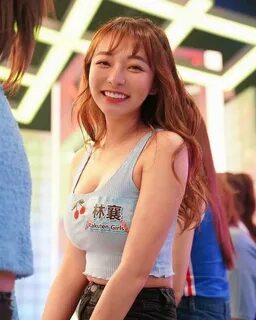 台 灣 啦 啦 隊 女 神 的"性 感 應 援".讓 多 少 人 愛 上 了 打 棒 球. 