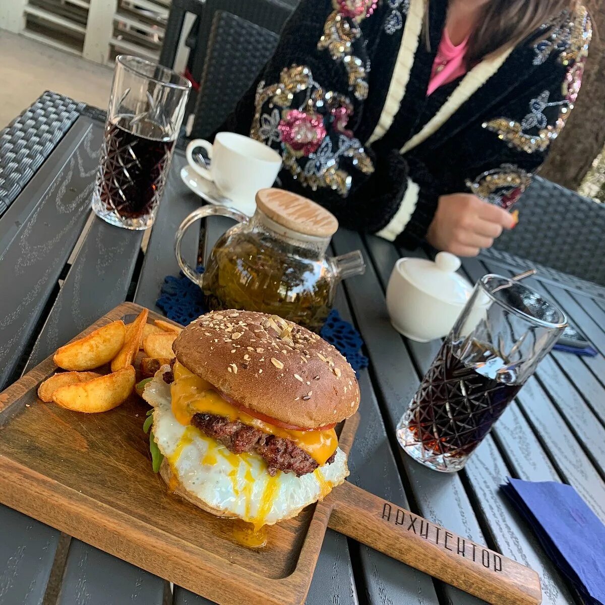 Oldschool burgers ул леваневского 53. Олдскул Владикавказ. Ресторан Фысым Владикавказ. Олдскул бургер Владикавказ. Бургерная Владикавказ.