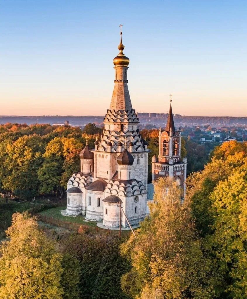 Храм в селе спас. Храм преображения господня в селе остров. церковь спаса преображения в селе остров московская область. храм преображения господня в подмосковье. церковь преображения в подмосковном селе остров.