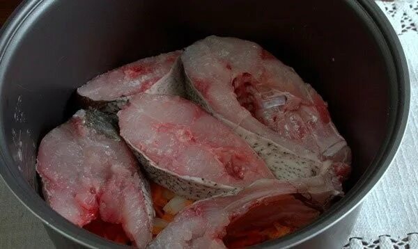 Как засолить толстолобика кусочками. Малосольный толстолобик. внутренности толстолобика. толстолобик тушеный с овощами в мультиварке.