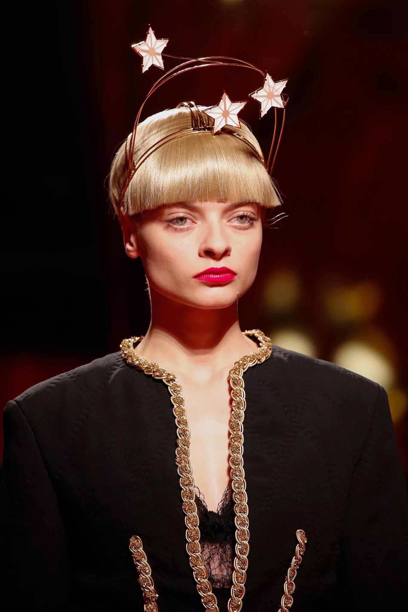 Детали в образе. Elsa Schiaparelli от Кутюр шляпы. Литвинова в Скиапарелли. Эпатажные головные уборы. Показ мод головные уборы.