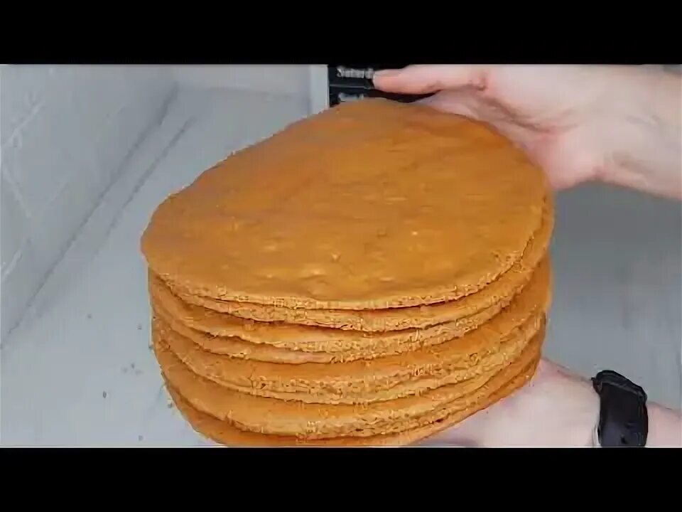 Торт с медовыми коржами. Торт с творожными коржами. Тонкие медовые коржи. Торт тонкий бисквит. Тонкие коржи.