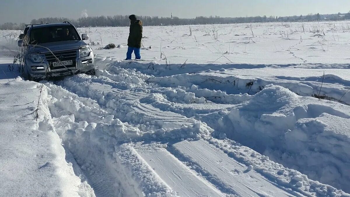 Дорогу в глубоком снегу. Рыхлый снег на дороге. Движение по рыхлому снегу. Движение по глубокому снегу. Транспортные средства по снегу.