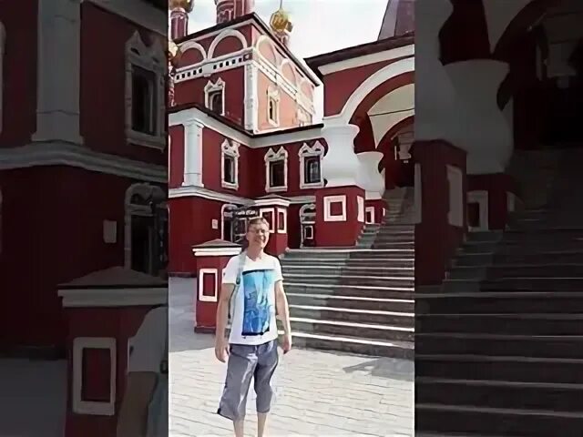 Можно ли в церковь заходить в шортах. В церковь в шортах. парень в церкви. можно ли ходить в церковь в шортах.