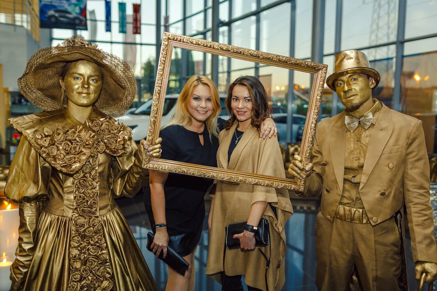 скульптура мероприятие. золотые живые статуи. живые статуи. живые фигуры. живые скульптуры на улице.