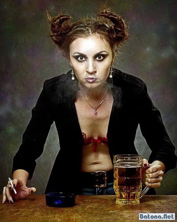 злое лицо женщины. девушка в бешенстве. бешеная женщина. агрессивная девушка. бешеная девушка.