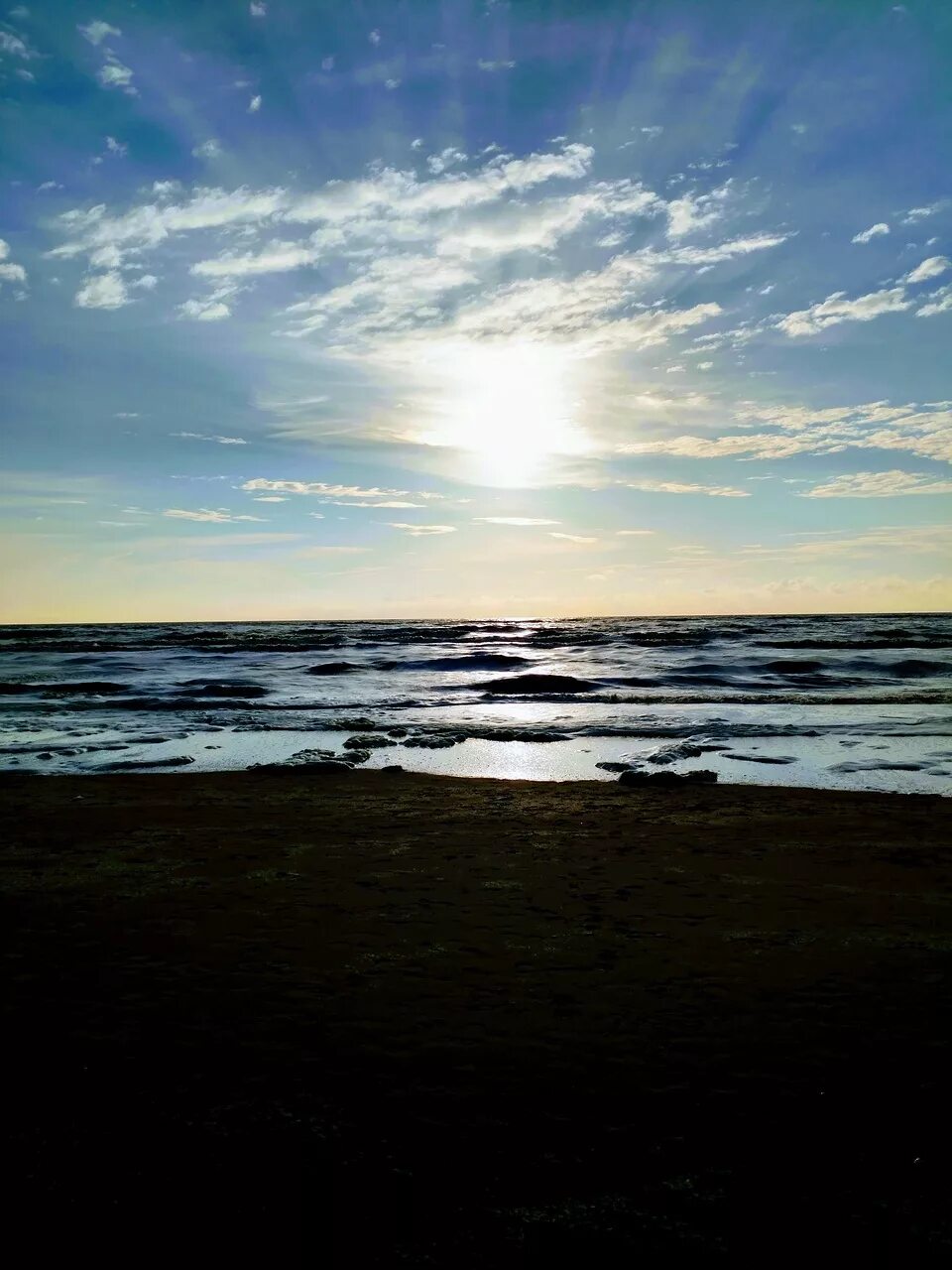 Море с воздуха. Атмосфера черного моря. Картинки море воздух. Солнечный пляж Экибастуз.