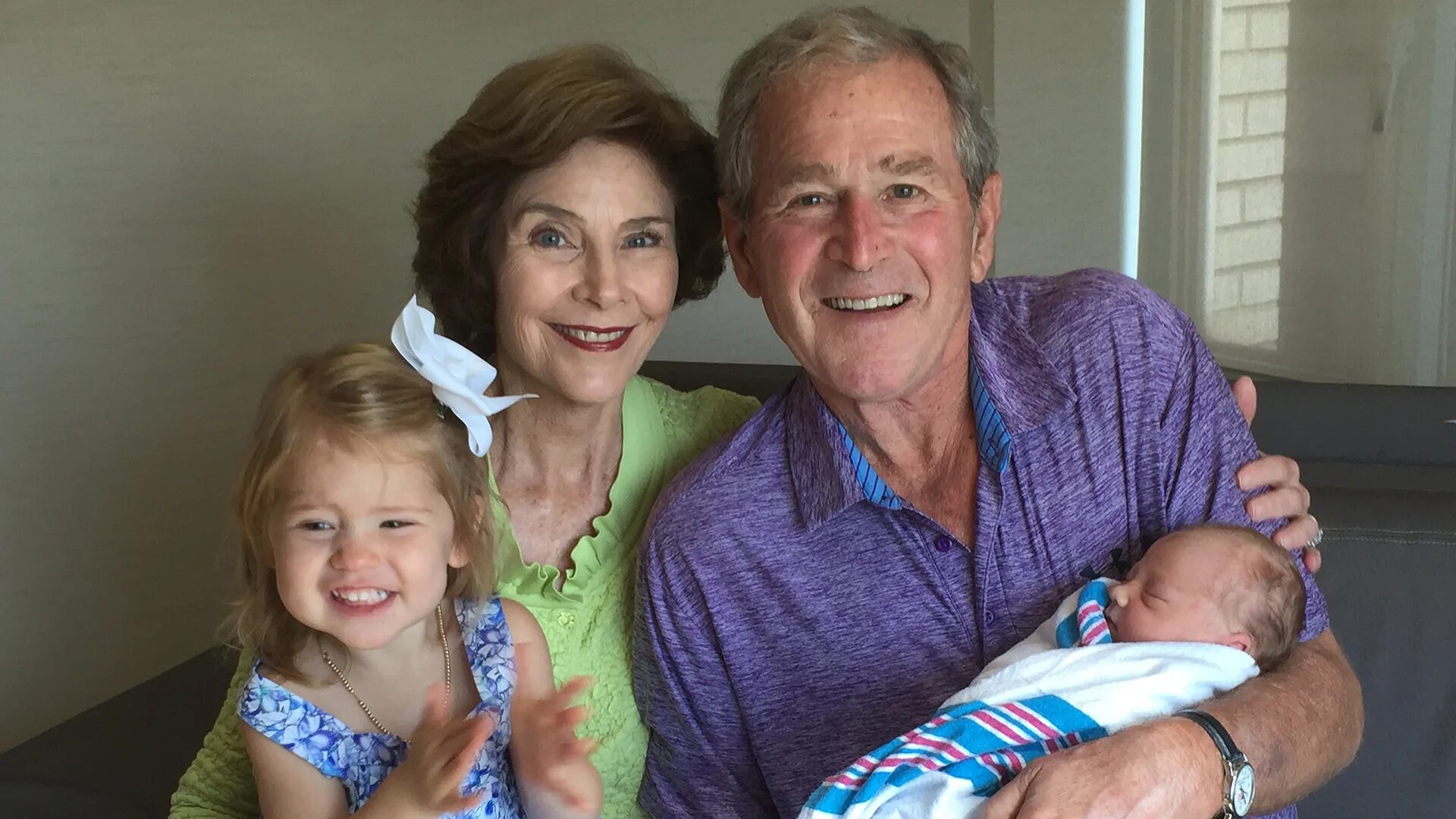 Жена буша старшего. Джордж Уокер Буш с семьей. Джордж Буш младший с женой. Дети Джорджа Буша младшего. Джордж Буш младший с семьей.