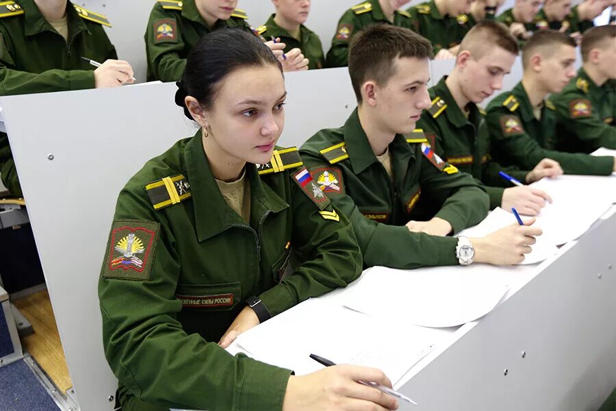 Поступление девушки в военное училище