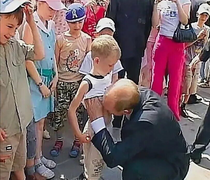 Путен целуетмальчикавживот. Целует мальчика в живот. Целует мальчика в живот. Путя целует мальчика в живот. Путинин целует мальчика в живот.