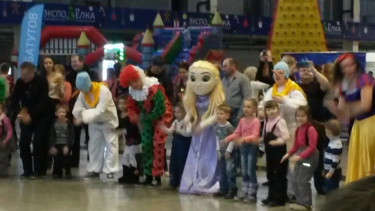 Елка в экспо екатеринбург 2020. Новогодняя елка в экспо екатеринбург 2021. Космоелка. Экспо елка. Елка в экспо екатеринбург 2021.