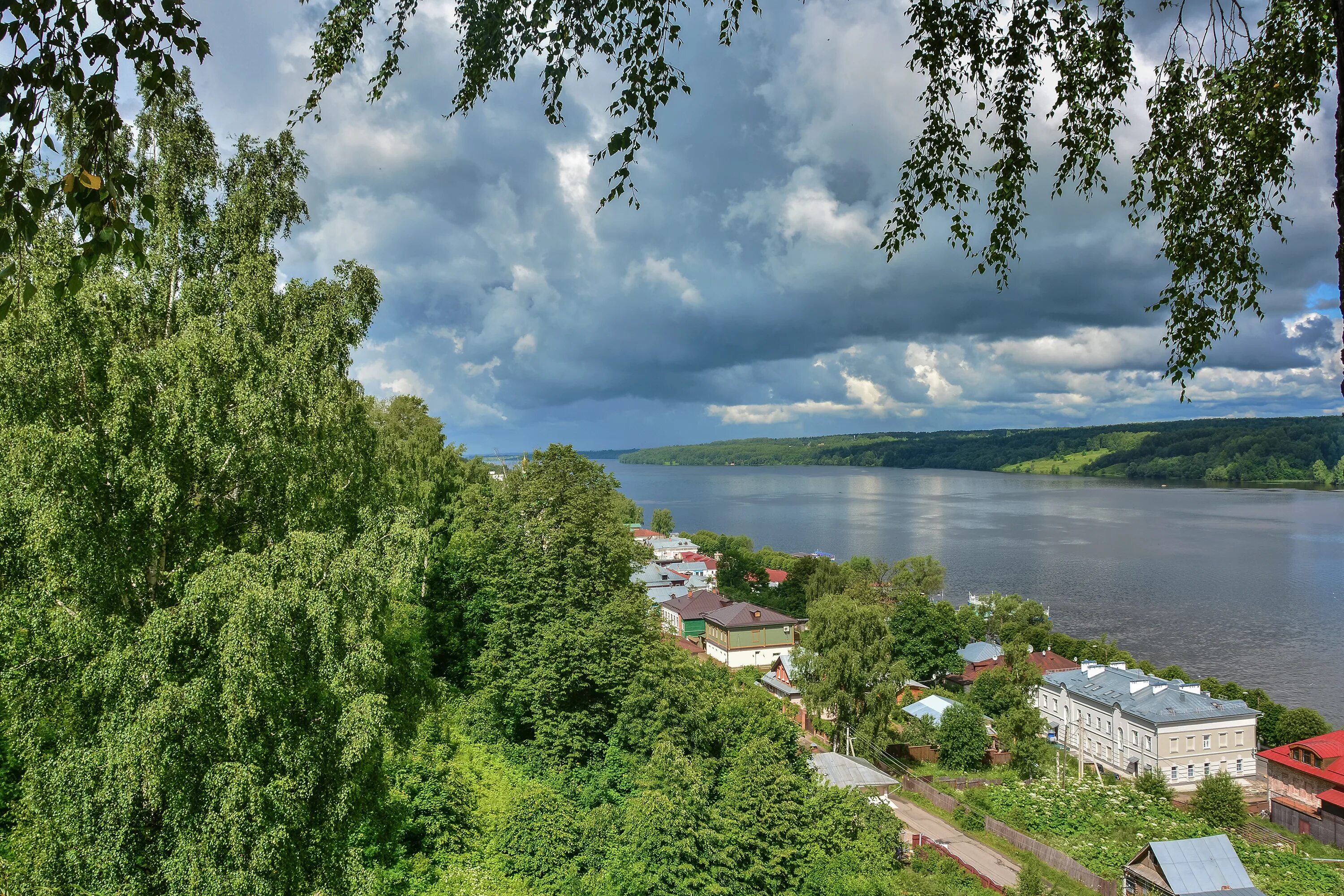 В каком городе находится плес. Река Волга в городе Плёсе. Плес Жемчужина Волги. Город Плес Ивановской области. Река Шексна Плес.